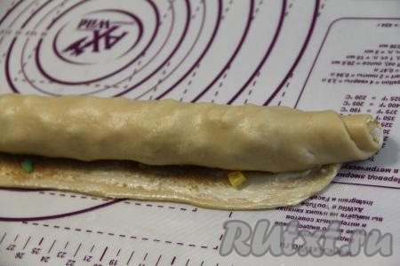 Завернуть тесто в плотный рулет, начиная с длинного края.