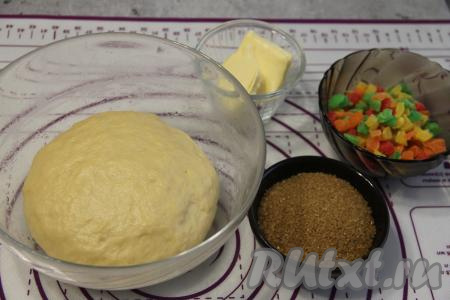 Тесто за это время должно округлиться и увеличиться вдвое. Сливочное масло для начинки нужно достать из холодильника заранее, чтобы оно согрелось и стало мягким.