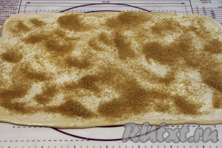 Смазать пласт теста размягчившимся сливочным маслом и присыпать сахаром (я взяла коричневый сахар).