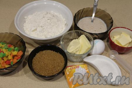 Подготовить продукты для приготовления пасхального кольца.  Вначале сделаем опару, для этого в небольшую ёмкость нужно влить тёплое молоке (для того чтобы дрожжи в дальнейшем начали работать, температура молока должна быть около 40 градусов), добавить сахар и дрожжи, тщательно перемешать и оставить минут на 10 в тепле (до образования пышной шапочки на поверхности).