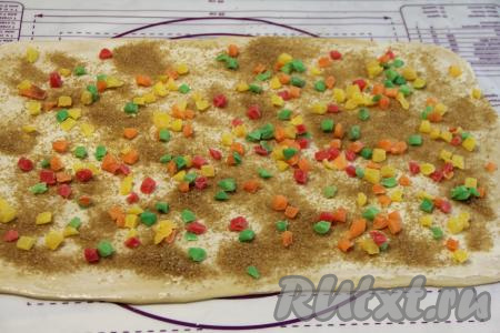 Сверху разложить цукаты на тесто.