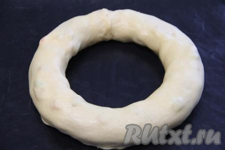 Противень застелить тефлоновым ковриком (или пекарской бумагой). Выложить получившийся рулет на противень и сформировать круглое кольцо, хорошо скрепляя края рулета.