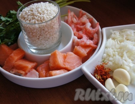 Филе семги нарезаем на средние кусочки. 