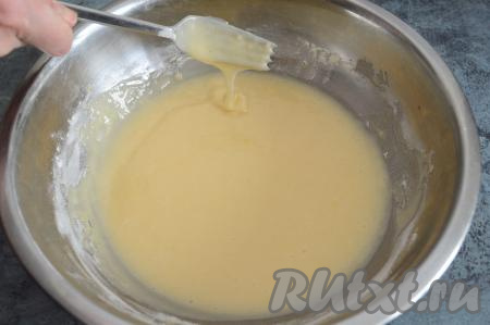 Затем по 1 столовой ложке начать добавлять в заливку муку, тщательно вмешивая её. Муки может потребоваться чуть больше или меньше. Тут следите за консистенцией заливки, она должна напоминать густой кефир и лентой стекать с вилки.