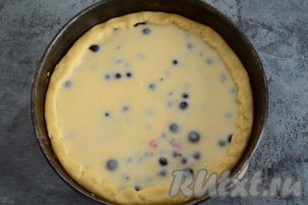 Залить заливкой чёрную смородину. Если бортик будет намного выше заливки, тогда его можно немного подвернуть к центру формы, это сделает готовый пирог более симпатичным.