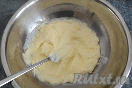 Перемешать массу вилкой до однородности.