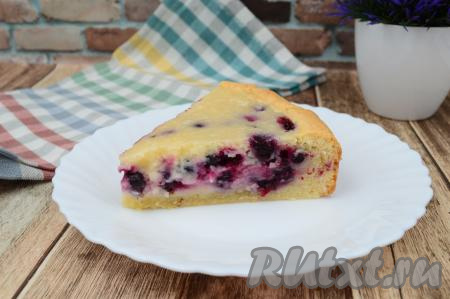 А вот таким ярким в разрезе получился пирог с чёрной смородиной и сметанной заливкой в разрезе. Приготовьте этот нежный пирог с кисло-сладкой начинкой и насладитесь его изысканным вкусом!