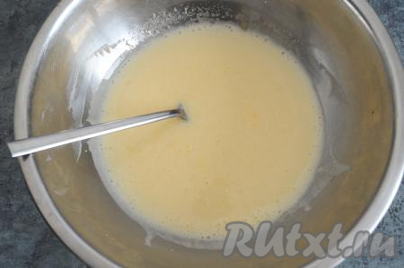 Перемешать заливку вилкой до однородности.