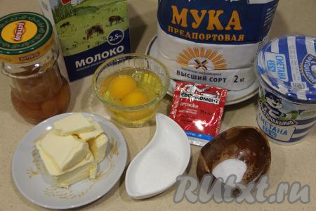 Подготовить продукты для приготовления рогаликов из песочно-дрожжевого теста. Молоко и сметану можно взять любой жирности (я купила сметану  жирностью 15% и молоко жирностью 2,5%). Сперва сделаем опару, для этого в небольшую ёмкость нужно влить 100 миллилитров тёплого молока (температура молока должна быть около 40 градусов), всыпать дрожжи и 1 столовую ложку сахара, хорошо перемешать и оставить в тёплом месте минут на 15 (до появления на поверхности опары пышной шапки).