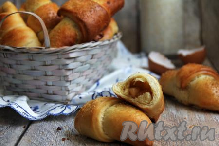 Благодаря удачному песочно-дрожжевому тесту, рогалики получаются нежными, воздушными и очень вкусными. Дать им немного остыть и можно подавать к столу.