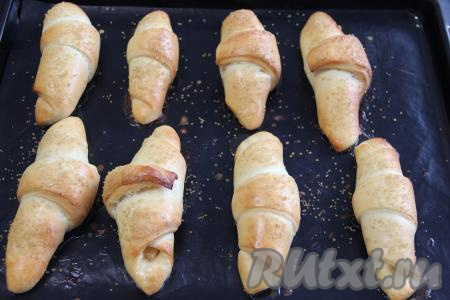 Выпекать рогалики&nbsp; в разогретой до 180 градусов духовке минут 20-25 (до румяности песочно-дрожжевого теста).