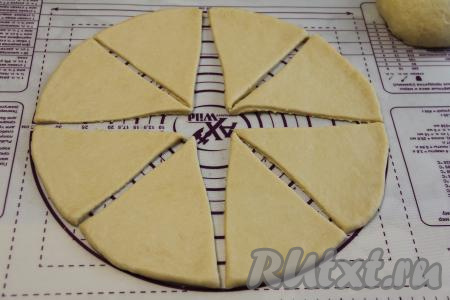 Разрезать круг на 8 треугольных секторов.