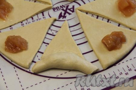 Сформировать из каждого сектора рогалик, начиная с края с начинкой. Всего получается 16 рогаликов.