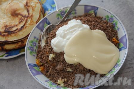 Сюда же добавить майонез и сметану, тщательно перемешать.