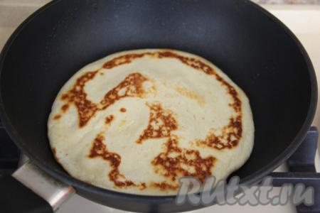 Выпекать блин на среднем огне до подрумянивания с двух сторон, затем переложить на тарелку. Постепенно пожарить все блины, не забывая смазывать сковороду перед приготовлением каждого блинчика. Из указанного количества ингредиентов у меня получилось 7 пышных блинов.