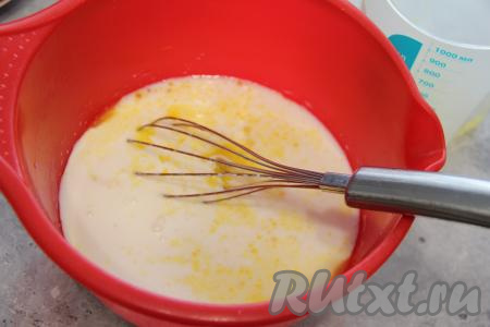 В желтковую смесь влить растопленное сливочное масло комнатной температуры и кефир, перемешать.