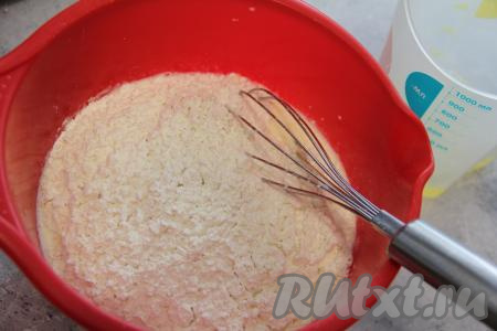 В кефирно-желтковую смесь всыпать муку.
