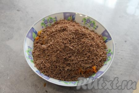 Варёную куриную печень натереть на мелкой тёрке. Соединить в миске печень с жареными морковью и луком.