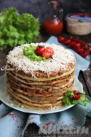 Сформированный блинный торт с куриной печенью поставить в холодильник на ночь. Перед подачей верх торта украсить натёртым сыром.&nbsp;