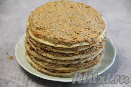 Собрать блинный торт, смазывая каждый блин частью печёночной начинки и складывая их друг на друга. Я предварительно выровняла края блинов, обрезав их по контуру тарелки, поэтому торт получился ровным, аккуратным.