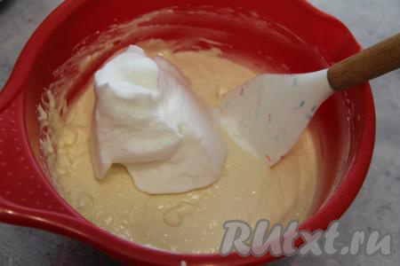 В отдельной ёмкости яичные белки взбить миксером в крепкую пену и добавить в несколько приёмов в блинное тесто. После добавления каждой порции белков вмешивать их аккуратно в тесто с помощью лопатки.