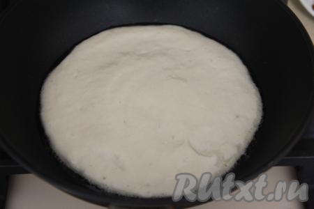 Сковороду (у меня сковорода диаметром 20 сантиметров) смазать маслом, хорошо разогреть, выложить 3 столовых ложки блинного теста, аккуратно разровнять.