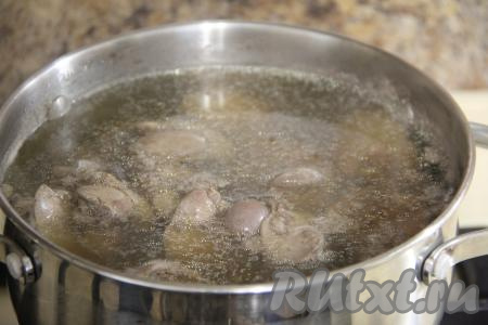 Куриную печень вымыть, переложить в кастрюлю, полностью залить водой и поставить на огонь. Варить печёнку с момента закипания на небольшом огне 15 минут.&nbsp;