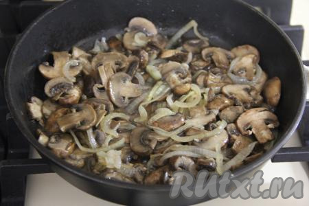 Снять шампиньоны с луком с огня и дать им полностью остыть.