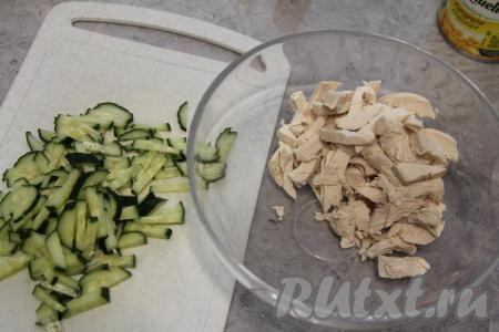 Куриное мясо нарезать на брусочки (или порвать на волокна). Огурец нарезать на брусочки.
