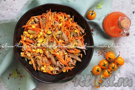 Непосредственно перед подачей заправить майонезом и подать вкусный, яркий, нежный салат с куриной печенью и кукурузой к повседневному или праздничному столу.