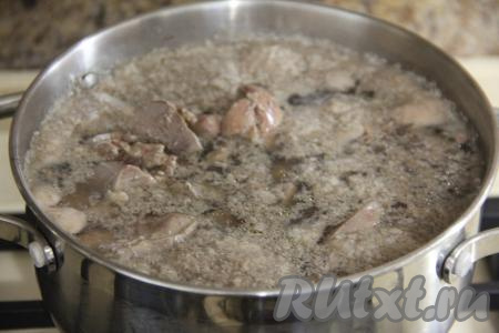 Куриную печёнку переложить в кастрюлю, залить её полностью водой и поставить на огонь, варить с момента закипания на небольшом огне минут 10 (готовность можно проверить, разрезав кусочек печёнки, если на срезе нет кровяных вкраплений, значит печень готова). Отваренную печень достать из воды и дать ей полностью остыть.