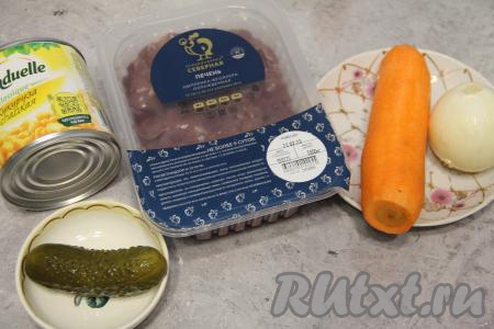 Подготовить продукты для приготовления салата с куриной печенью и кукурузой. Морковь и лук почистить. Куриную печень промыть водой