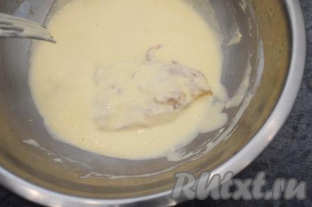 Затем перевернуть мясо, покрывая его кляром со всех сторон.