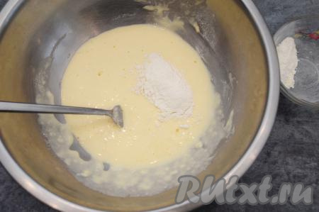 Смешать вилкой яйца и сметану до однородности. По 1 столовой ложке начать добавлять в кляр муку, каждый раз тщательно вмешивая её.