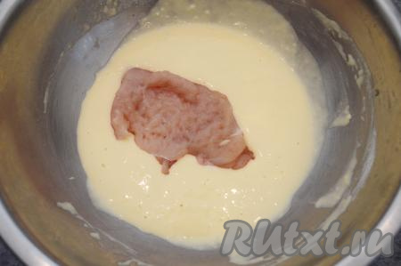 После того как кляр будет готов, сразу поставить на огонь разогреваться сковороду с растительным маслом. Куриную отбивную окунуть в сметанный кляр.