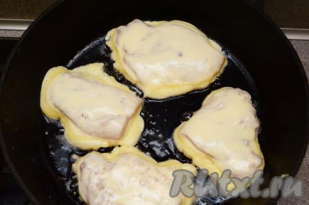 Куриное мясо, покрытое кляром из сметаны, сразу выкладывать на хорошо разогретую сковороду. Постепенно выложить на сковороду ещё несколько отбивных в кляре. Больше отбивных, чем поместится одновременно на сковороду, заранее покрывать кляром не нужно.