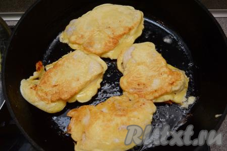 Жарить куриное филе на среднем огне до золотистой корочки со всех сторон (минуты по 3-4 с каждой стороны). Затем накрыть сковороду крышкой и дать мясу ещё 1-2 минуты потомиться на минимальном огне.