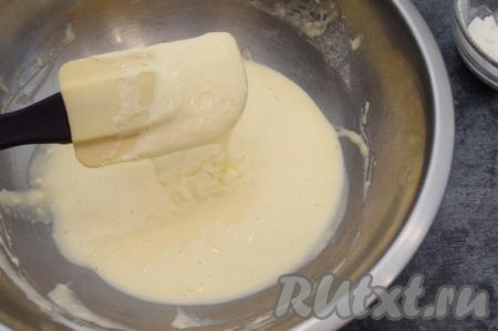 Добавляя муку, нужно добиться, чтобы кляр по консистенции напоминал сгущённое молоко. Кляр должен стекать с лопатки достаточно широкой лентой. У меня сметанный кляр нужной густоты получился после добавления 4 столовых ложек муки.