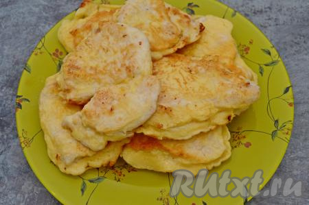 Готовность мяса можно проверить, разрезав кусочек филе (разрез должен быть белого цвета, без розоватых вкраплений). Сложить готовые отбивные на отдельное блюдо. Постепенно пожарить оставшиеся кусочки куриного филе, покрывая их кляром из сметаны.