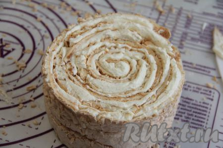 Аналогично по спирали завернуть две оставшиеся полоски меренги. У нас получится вот такое бревно. Поставить торт в холодильник на пару часов для стабилизации.