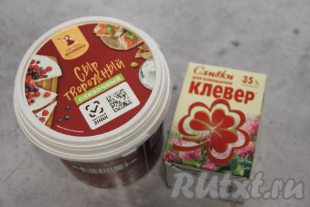Сливочно-творожный крем лучше начать готовить минут за 10-15 до готовности меренгового коржа. Сливки должны быть хорошо охлаждёнными. Творожный сыр нужно достать из холодильника минут за 30 до начала приготовления крема.