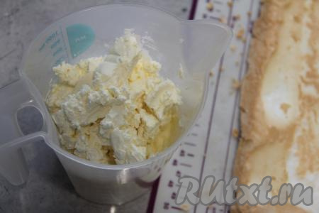 Соединить охлаждённые сливки и сахарную пудру в ёмкости, удобной для взбивания. Взбить сливки миксером до мягких пиков. Затем добавить творожный сыр и взбить в течение 2 минут (до однородности крема).