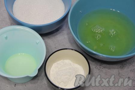 Подготовить продукты для приготовления  меренгового торта "Бревно". Яйца должны быть хорошо охлаждёнными. Аккуратно отделить белки от желтков, взвесить белки. Для приготовления меренги нам потребуется 210 грамм белков. Из лимона выдавить 1 чайную ложку сока.