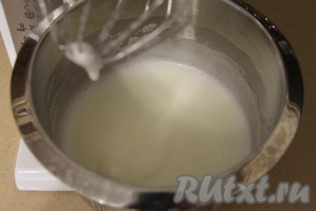 Белки взбить миксером в пышную пену.