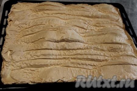 Выпекать меренговый корж в разогретой духовке минут 30 при температуре 160 градусов. Поверхность коржа должна стать хрупкой, кремового цвета.