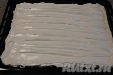 Противень (у меня противень размером 45 на 30 сантиметром) застелить ковриком для выпечки (или бумагой для выпечки). Выложить взбитые белки и аккуратно разровнять.