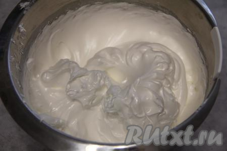 Добавить лимонный сок и крахмал. Взбивать на средних оборотах 1 минуту (до полного вмешивания крахмала).