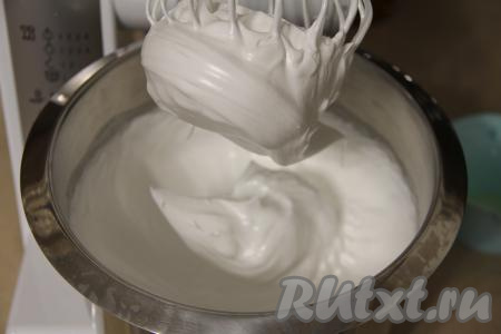 Затем, продолжая взбивать миксером, всыпать тонкой струйкой сахар. Взбивать белки с сахаром минут 10 (до стойких пиков и блестящего состояния).