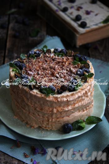 Нежный, воздушный, очень вкусный меренговый торт "Бревно" украсить (я украсила натёртым шоколадом и свежими ягодами), подать к столу.