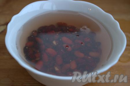 Красную фасоль промыть и замочить в воде минимум на 12 часов (лучше всего замочить на ночь), в процессе замачивания желательно несколько раз менять воду. По прошествии времени слить воду, ещё раз промыть фасоль и переложить в кастрюлю. Залить фасоль холодной водой в соотношении 1 стакан фасоли на 3 стакана воды, поставить на огонь. После закипания воды огонь уменьшить до минимума и варить красную фасоль до готовности (в течение 1,5-2 часов). Готовая фасоль должна быть мягкой, но при этом хорошо держать форму.